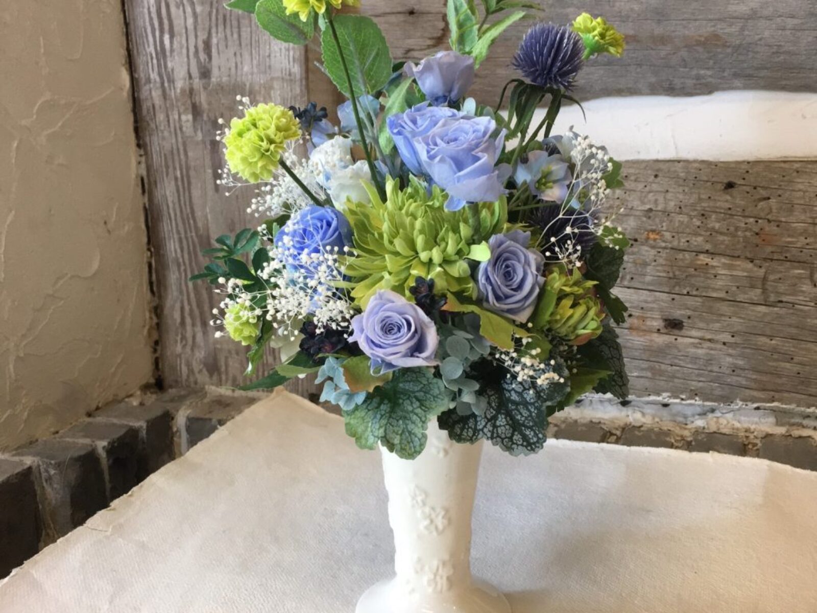 バラと紫陽花の爽やかなプリザーブドフラワーアレンジ