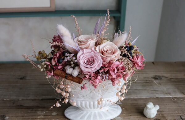 薔薇とマムのプリザーブドフラワーアレンジ